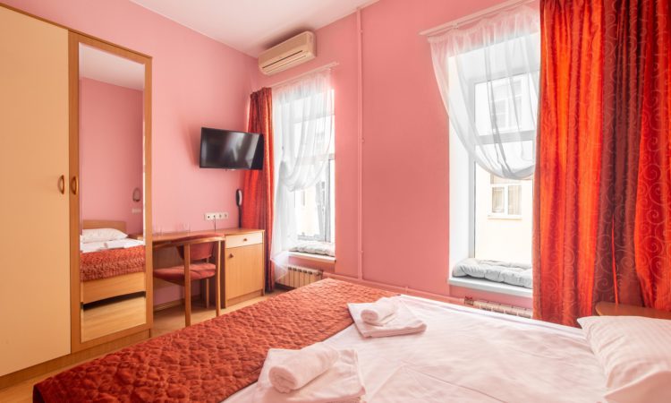 DOUBLE: double room with a double bed in the center of St. Petersburg - Oktaviana Hotel 10