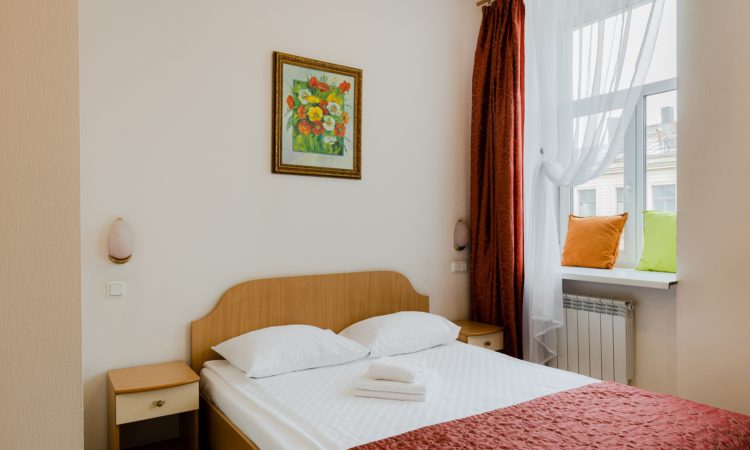 DOUBLE: double room with a double bed in the center of St. Petersburg - Oktaviana Hotel