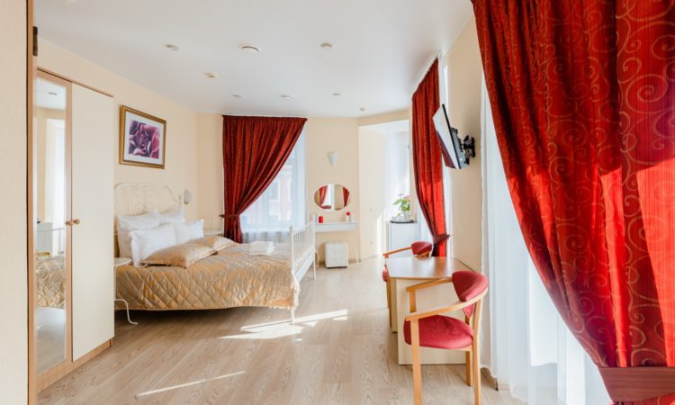 SUITE: double room with a large bed and a balcony in the center of St. Petersburg - Oktaviana Hotel