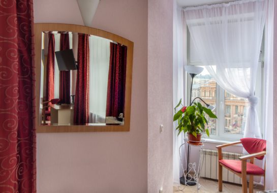 SUITE: double room with a large bed and a balcony in the center of St. Petersburg - Oktaviana Hotel 11
