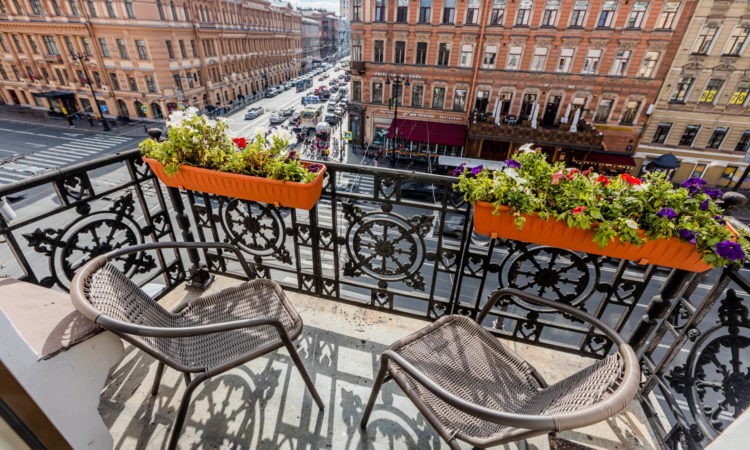 SUITE: double room with a large bed and a balcony in the center of St. Petersburg - Oktaviana Hotel 13
