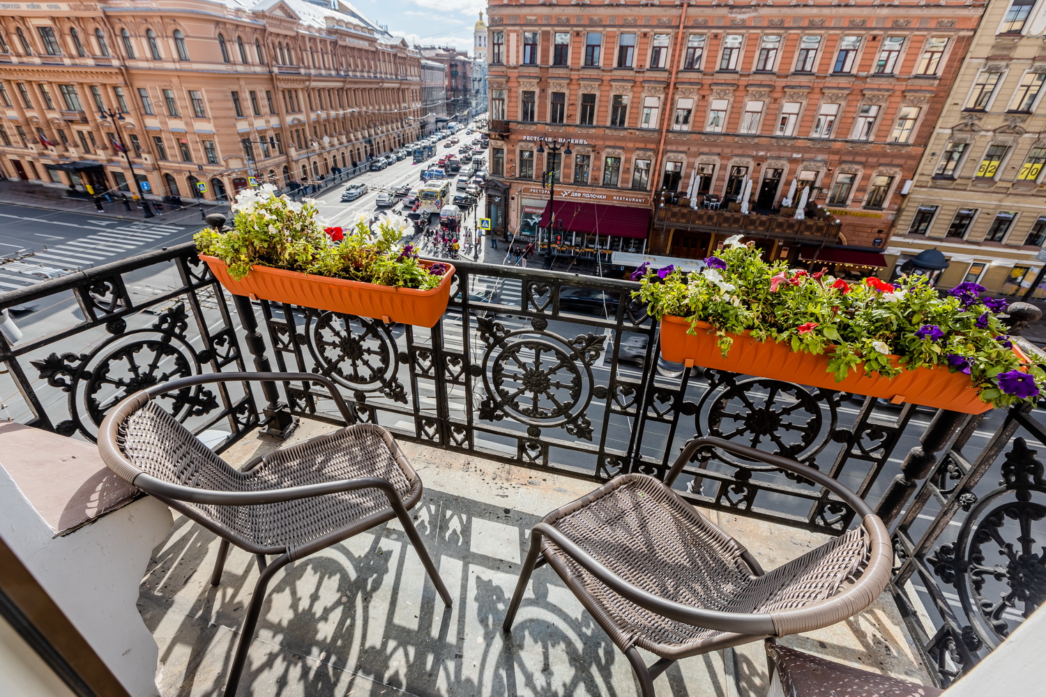 SUITE: double room with a large bed and a balcony in the center of St. Petersburg - Oktaviana Hotel 13
