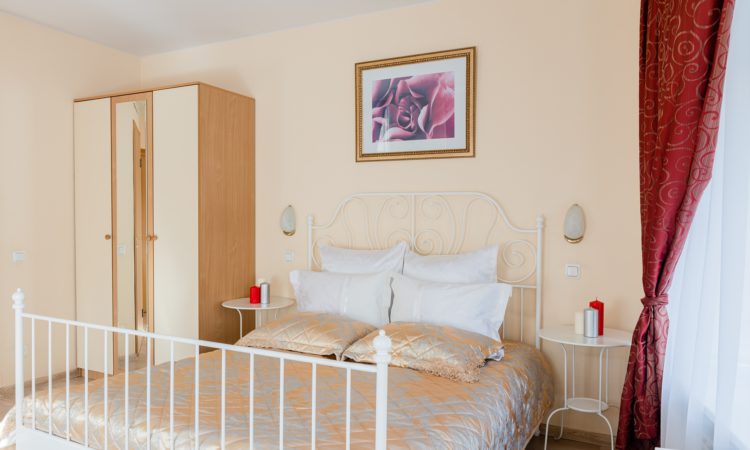 SUITE: double room with a large bed and a balcony in the center of St. Petersburg - Oktaviana Hotel 4