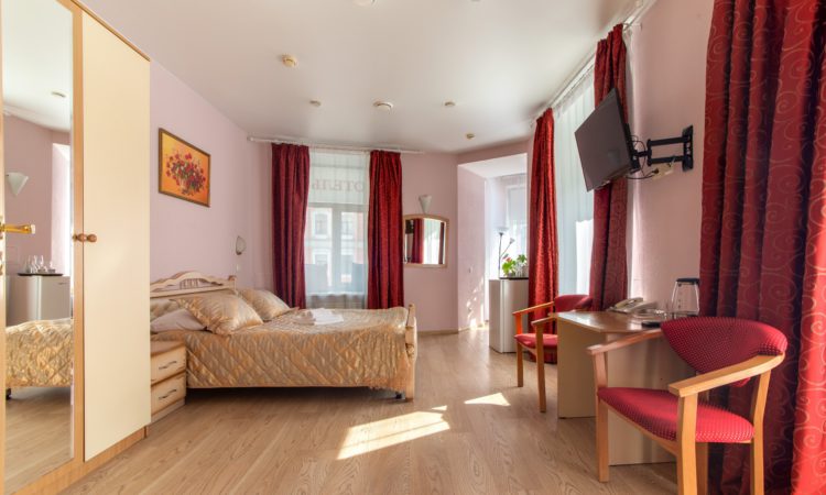 SUITE: double room with a large bed and a balcony in the center of St. Petersburg - Oktaviana Hotel 3