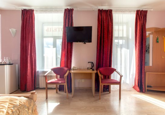 SUITE: double room with a large bed and a balcony in the center of St. Petersburg - Oktaviana Hotel 5