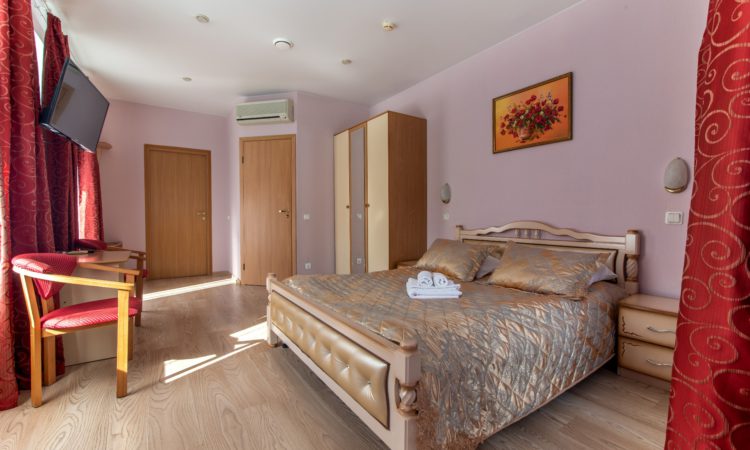 SUITE: double room with a large bed and a balcony in the center of St. Petersburg - Oktaviana Hotel 7