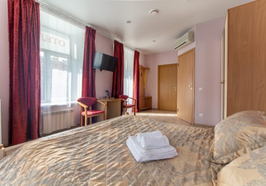SUITE: double room with a large bed and a balcony in the center of St. Petersburg - Oktaviana Hotel 8