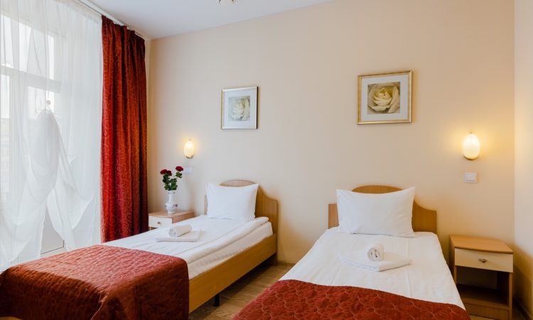 DOUBLE/TWIN BALCONY: a double room with a large bed and a balcony in the center of St. Petersburg - Oktaviana Hotel 7