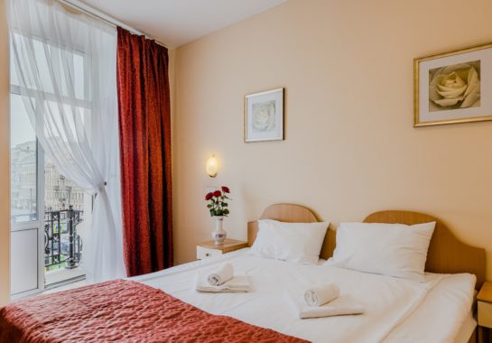 DOUBLE/TWIN BALCONY: a double room with a large bed and a balcony in the center of St. Petersburg - Oktaviana Hotel 4